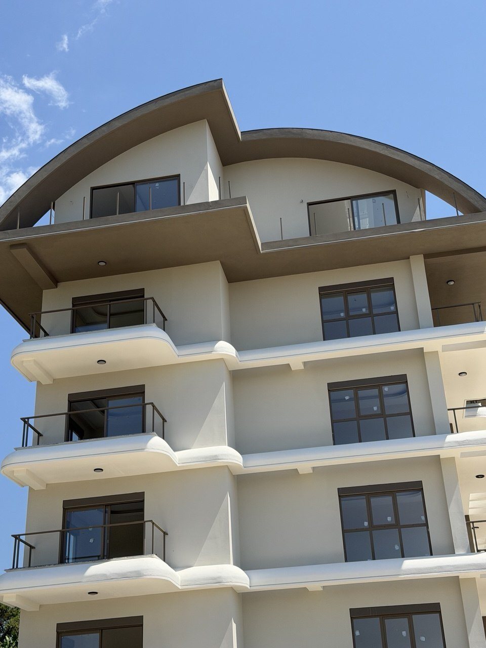Baustellenfoto der hellen Fassade und der Balkone