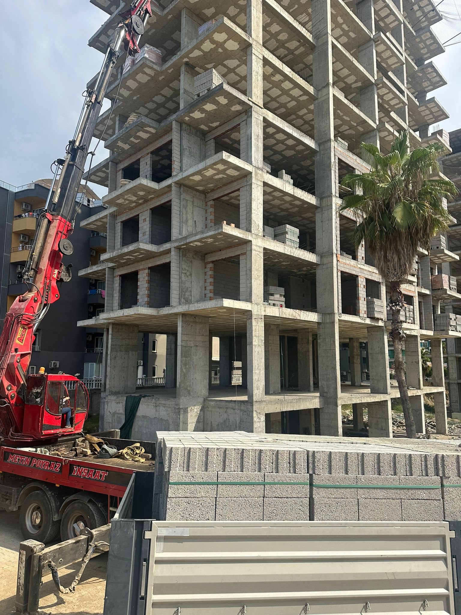 Baustellenfoto von Milan Towers: Rohbau mit Kran und Baumaterial, August 2025