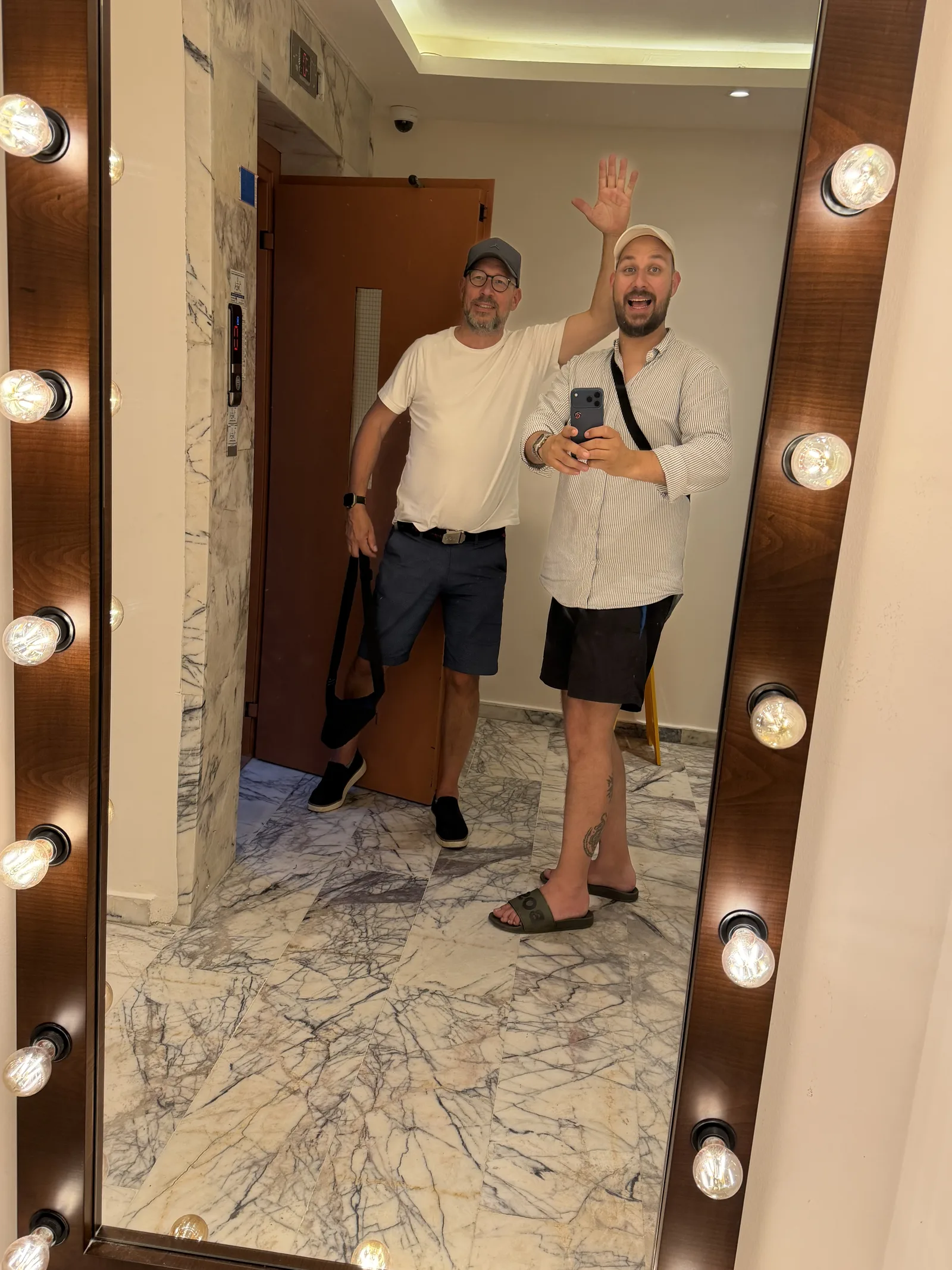 Wilhelm und sein Vater Michael winken im Spiegel eines Hausflurs in Alanya, gerade angekommen