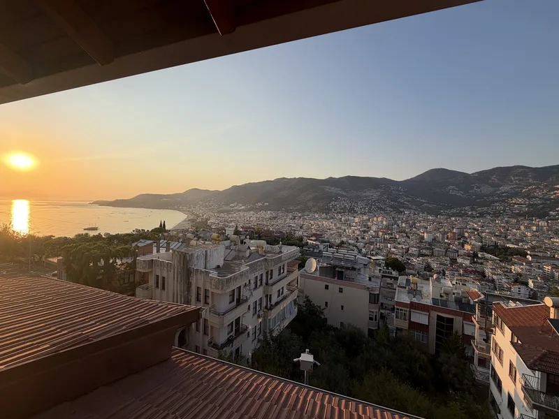 Abendsonne über Alanya im August, Blick vom Burgberg über die Dächer auf die Bucht und das Taurusgebirge
