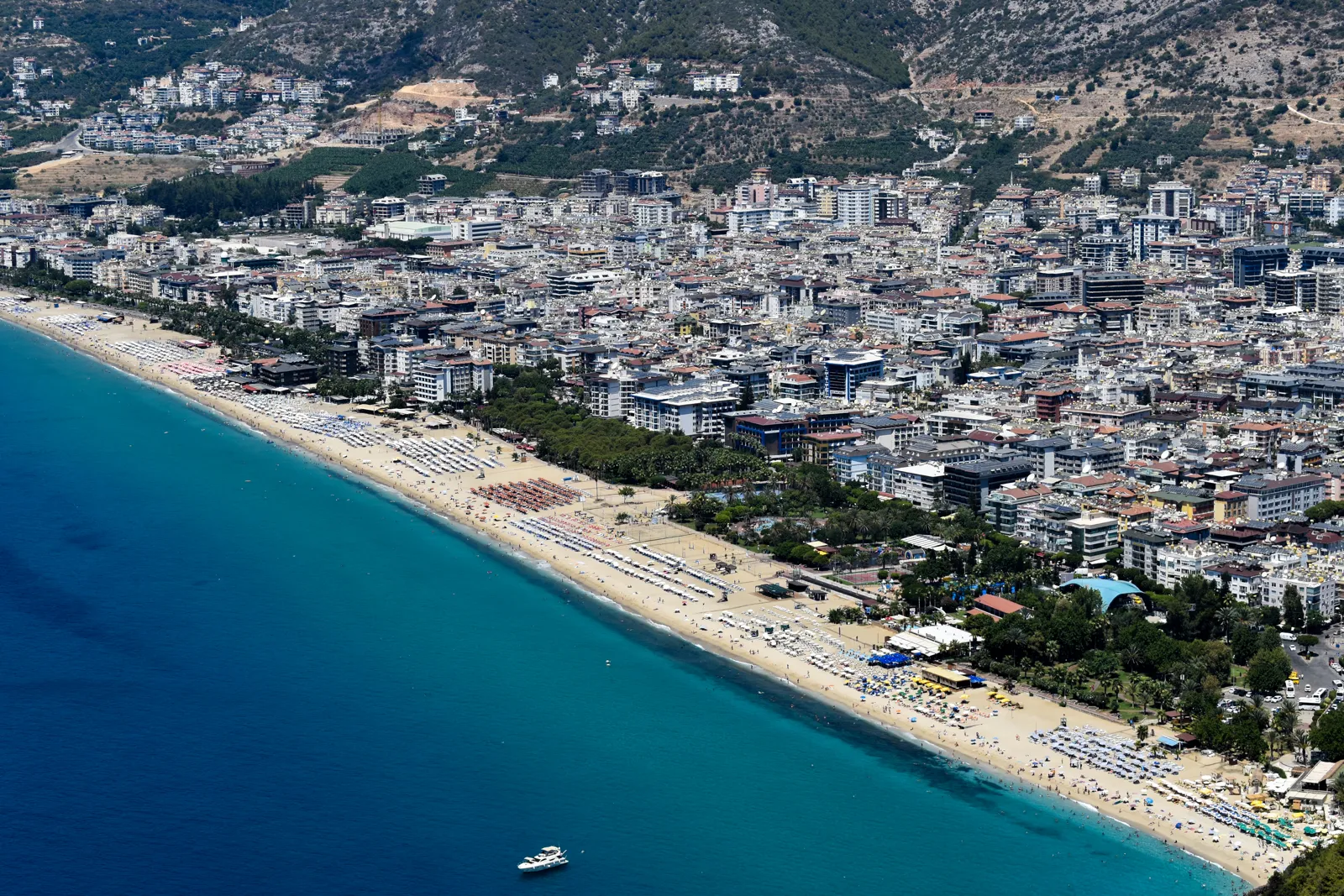 Kleopatra-Strand in Alanya von oben, türkisfarbenes Wasser und langer Sandstrand im August