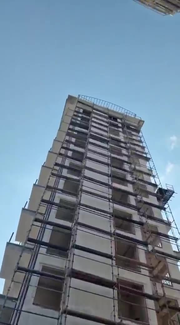 Rundgang über die Baustelle von Milan Towers: Rohbau mit Gerüst, danach die Freifläche vor den Türmen